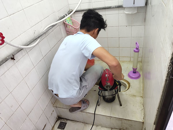 碾子山管道堵塞冒臭气 专业师傅现场解决问题
