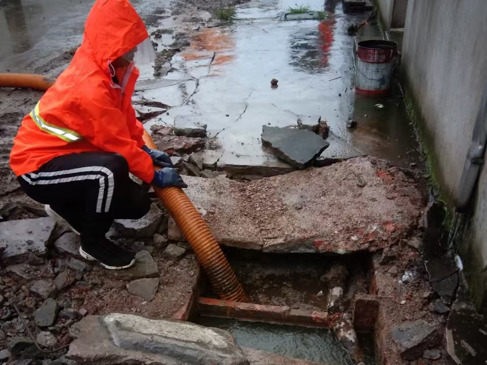 碾子山专业清理污水池 炜誉市政以规范流程守护城市 “肠道”