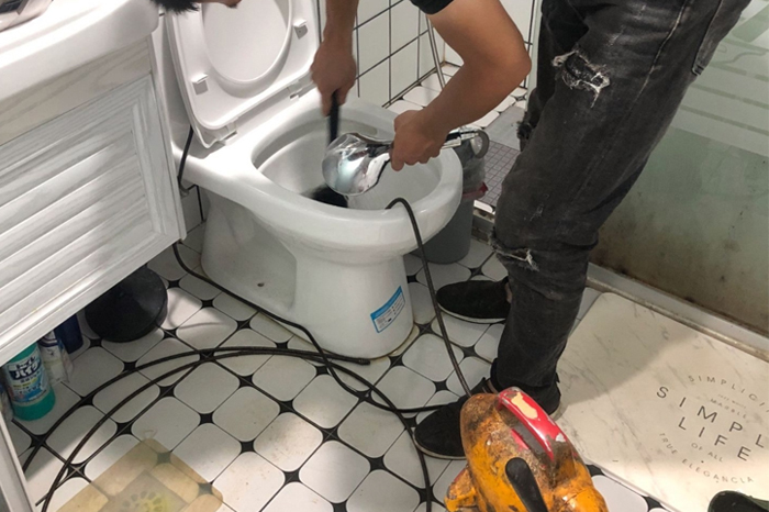 碾子山马桶堵塞自己疏通还是找师傅?专业上门服务让你省时更省心