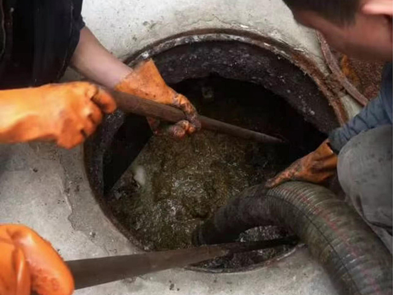 碾子山清理化粪池时如何避免沼气的危害?